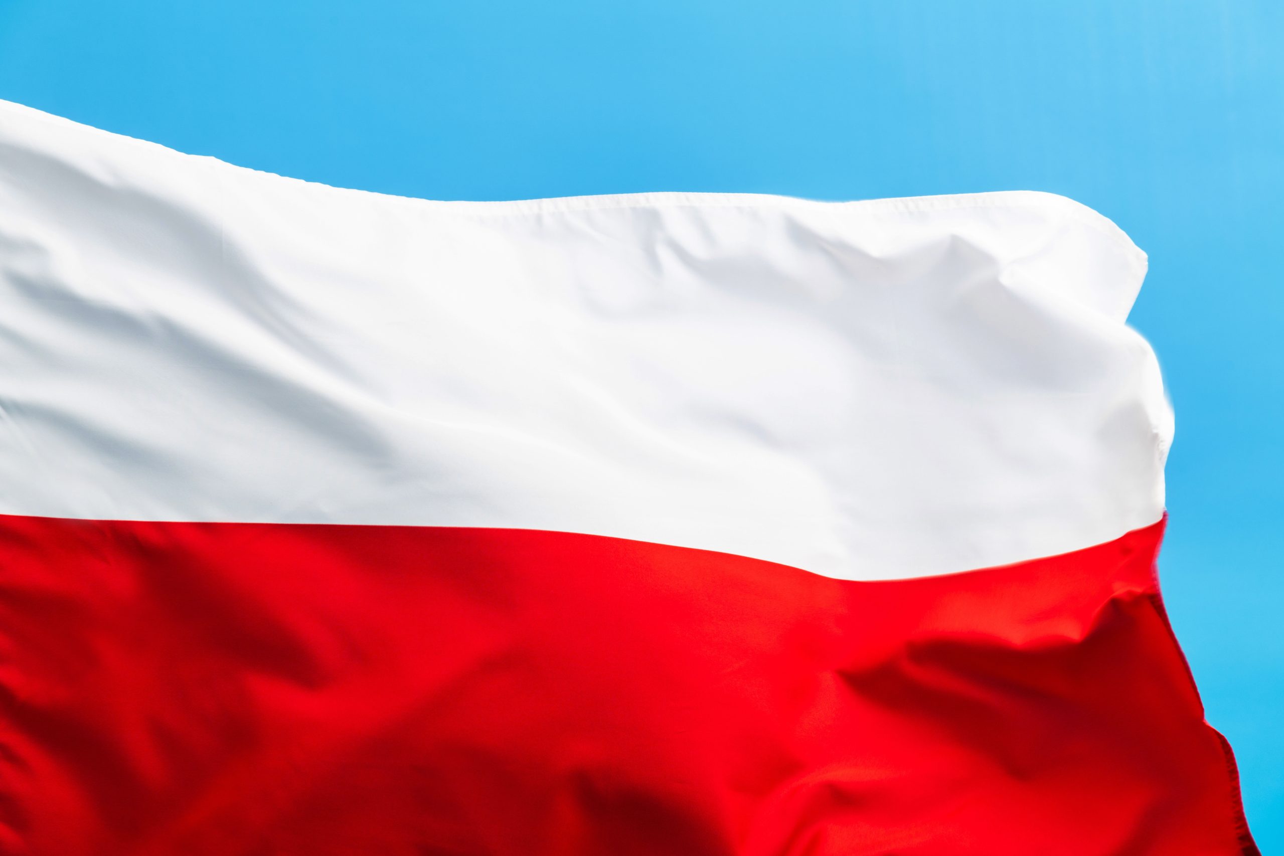 Флаг Польши на соне синего неба